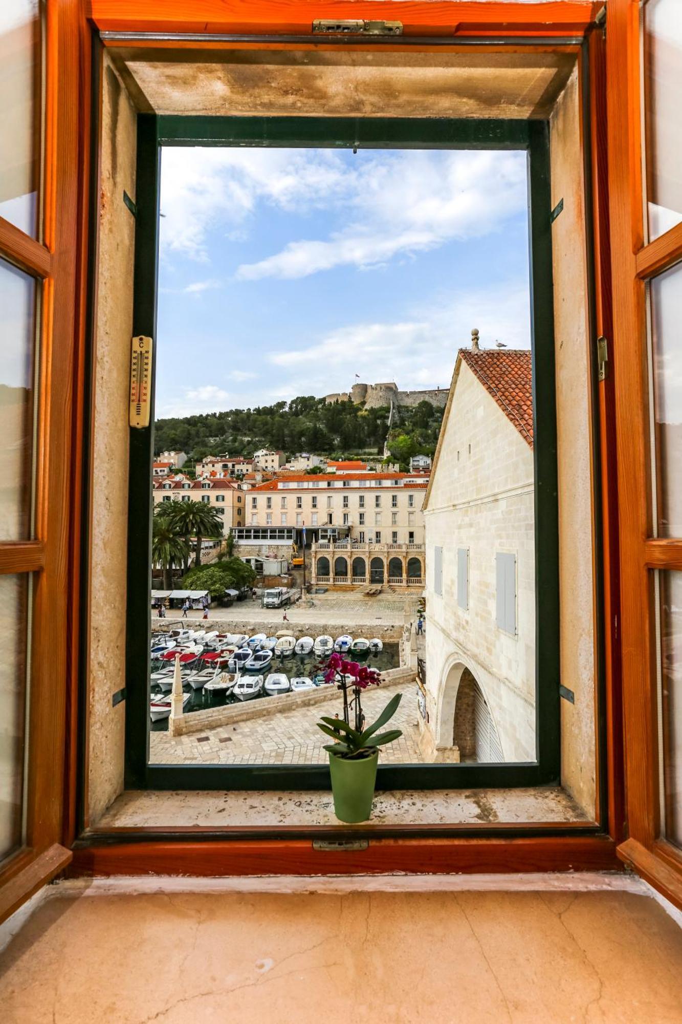 Apartment Lilly With Amazing City View Hvar Town Exteriör bild
