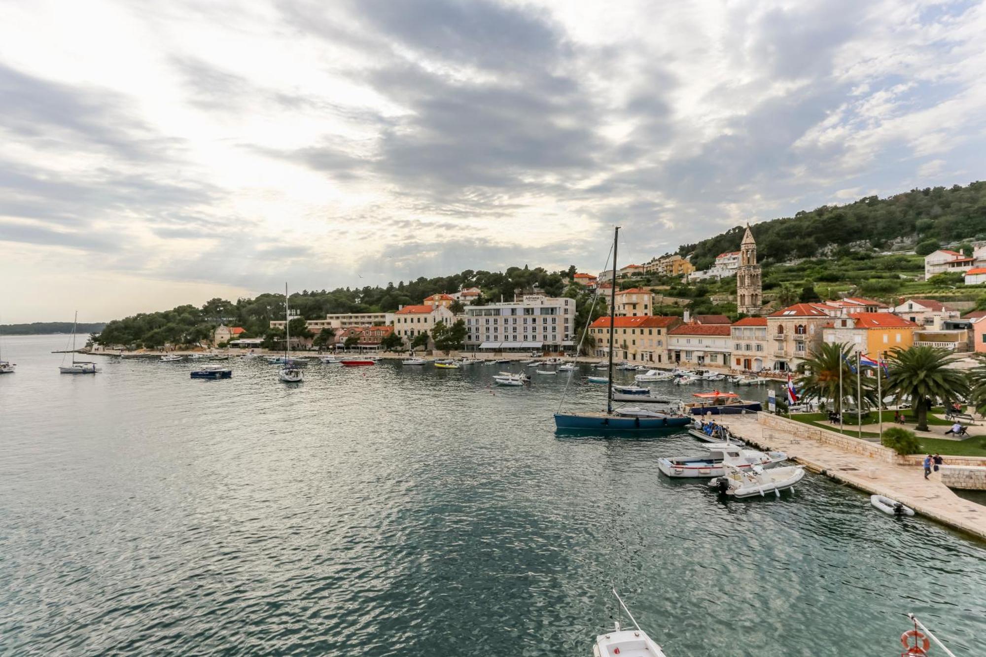 Apartment Lilly With Amazing City View Hvar Town Exteriör bild