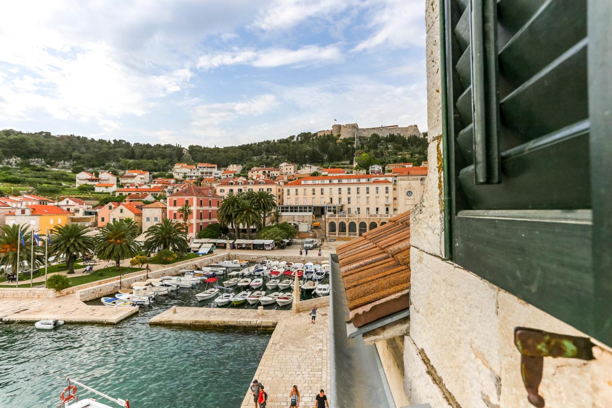 Apartment Lilly With Amazing City View Hvar Town Exteriör bild